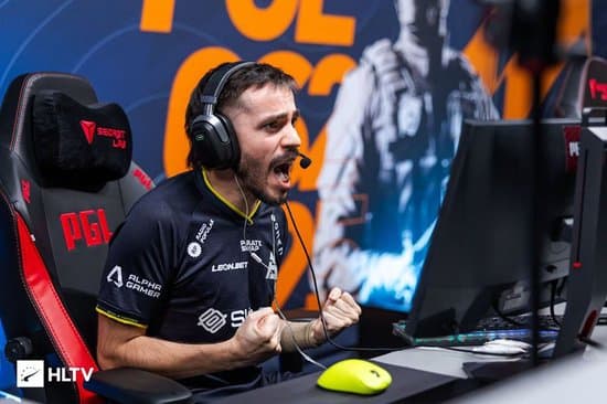 SAW战队庆祝击败GamerLegion晋级2-1小组的精彩瞬间