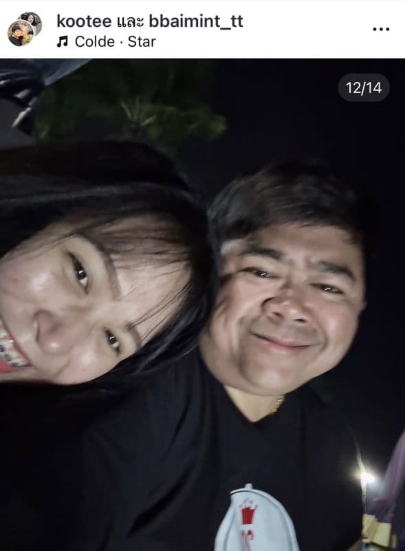 Kootee Aramboy与女友Nong Baimint在海边度假的甜蜜合影