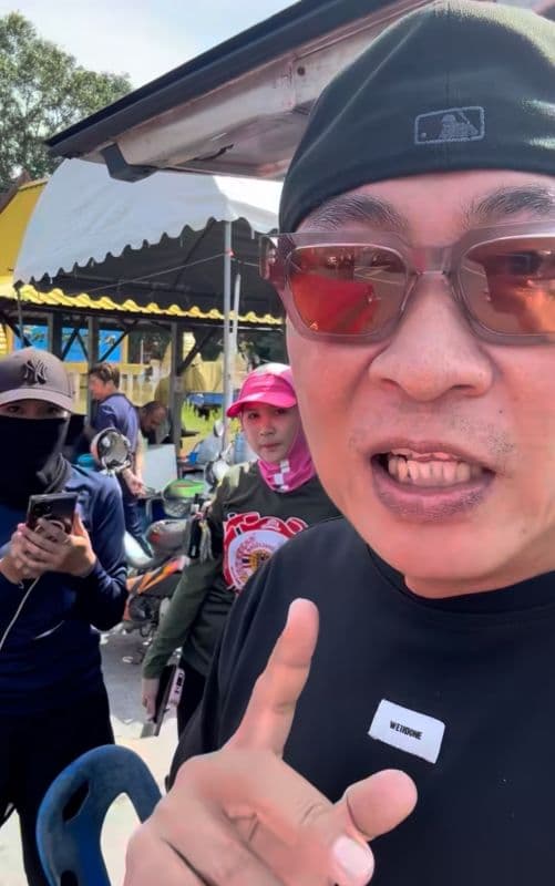 信武里府防洪沙袋墙被洪水冲破的现场