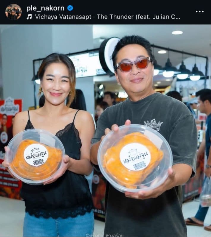 Pei Nakorn and team preparing meals for flood victims