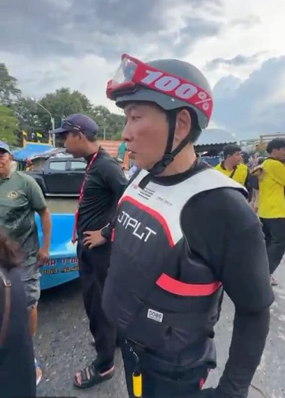 挖掘机正在加固信武里府的防洪堤坝