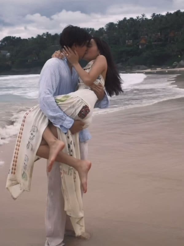 Yodnam被未婚夫抱起在海边深情拥吻