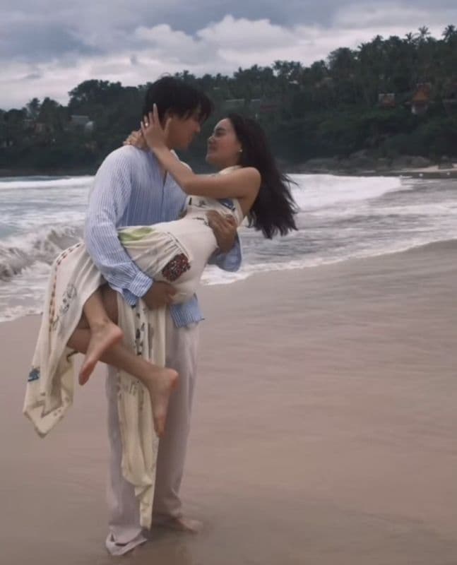 Yodnam左手无名指戴着闪耀的求婚钻戒