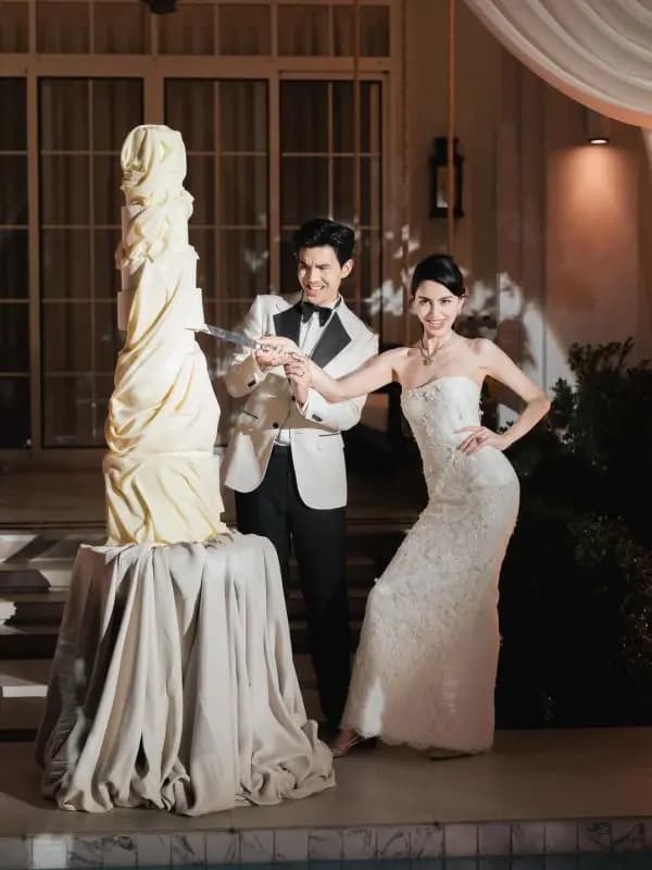 婚礼上雨果哥献唱《爱火》的精彩画面