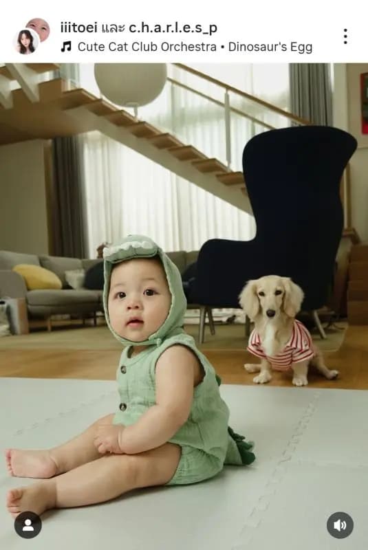 Chan弟弟穿着绿色小恐龙套装的可爱照片