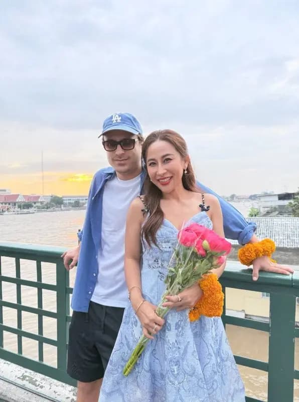 拉拉·宽纳帕手捧鲜花照片