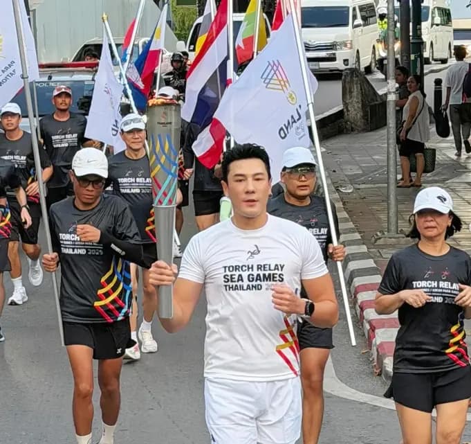 东南亚运动会圣火传递仪式现场画面