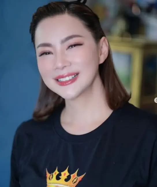 Yaya Urassaya Sperbund与粉丝互动