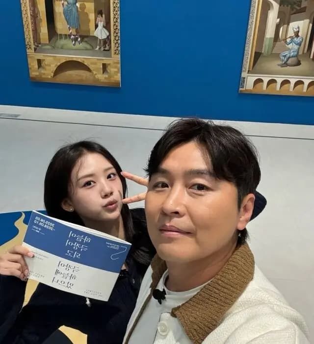 Lee Dong-gook and his daughter Lee Jae-si exploring Seoul Museum of Art together, showcasing her idol-like visuals that are trending online