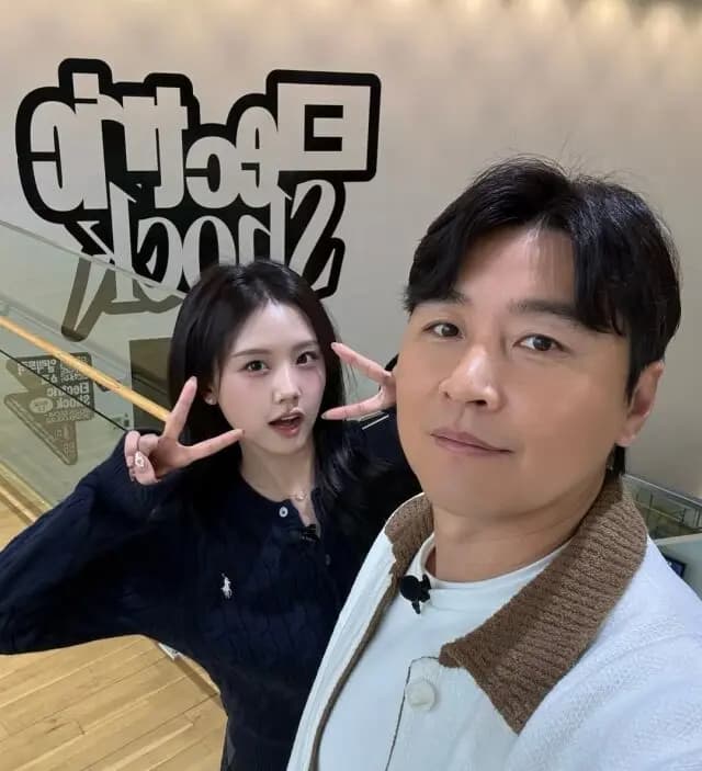 Lee Jae-si posing with dad Lee Dong-gook at Seoul Museum of Art, her model-esque features and confident demeanor grabbing netizens' attention