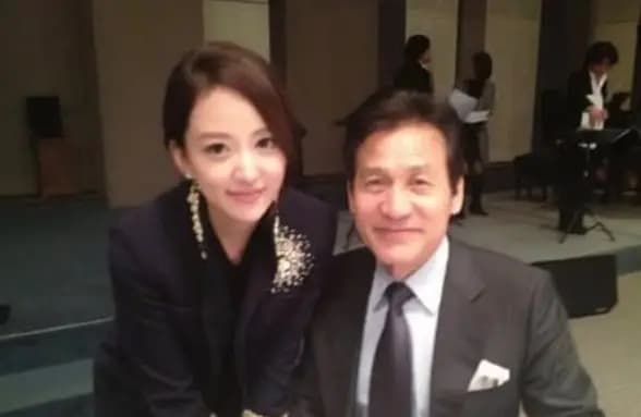 李世恩晒出与已故演员安圣基的合照悼念前辈