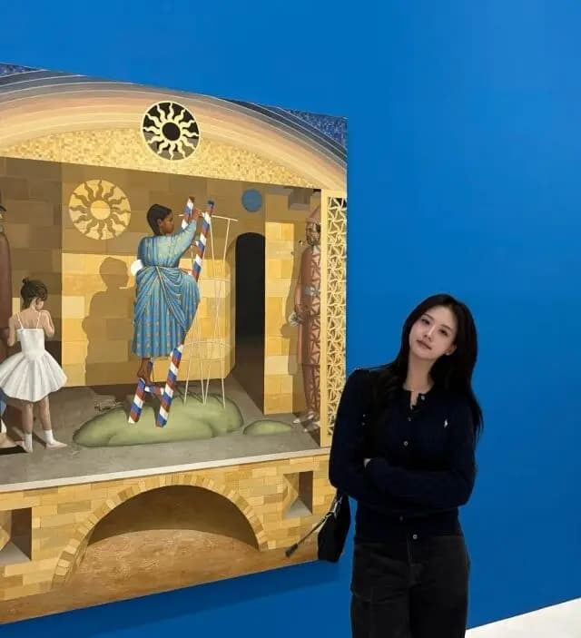 Candid shot of Lee Jae-si and Lee Dong-gook during their museum date, highlighting her stunning growth from 'The Return of Superman' child star to rising model