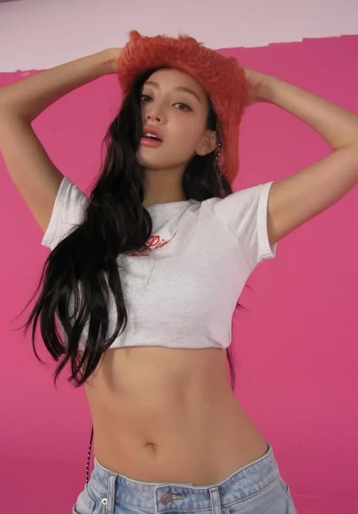 TWICE志效白色短T恤搭配牛仔帽造型