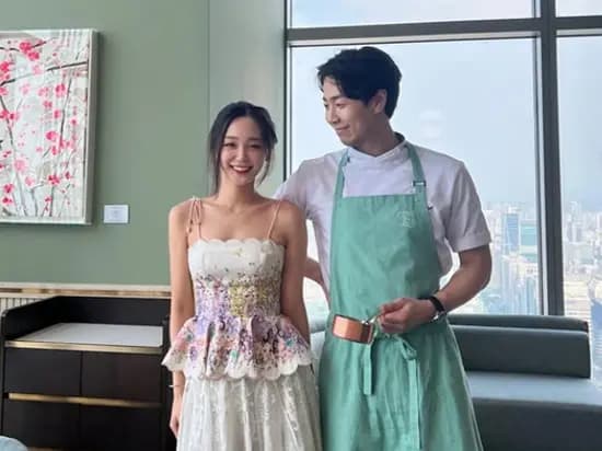 Influencer Lee Joo-young poses side-by-side with Chef Son Jong-won in his restaurant for a social media photo