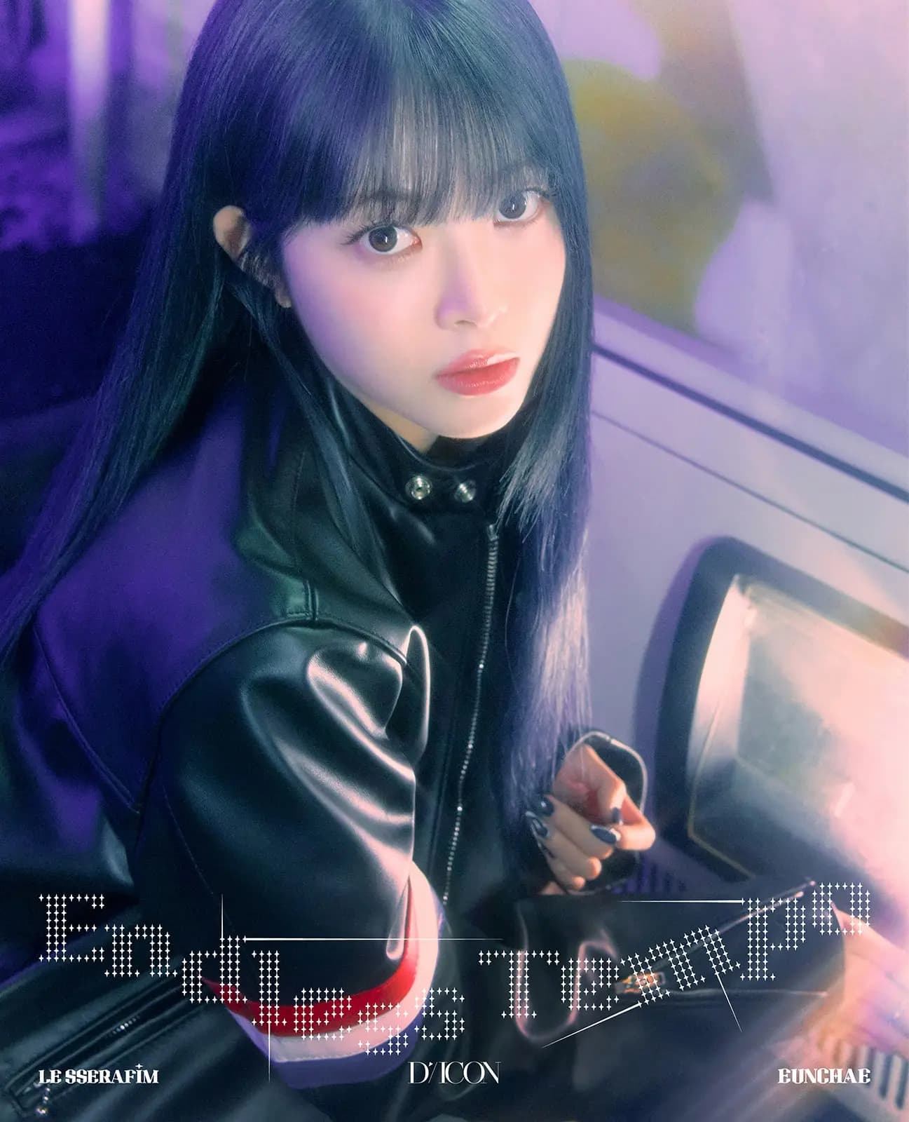 Exclusive merchandise included with D-icon Issue 32 LE SSERAFIM editions, such as photo cards and acrylic keyrings