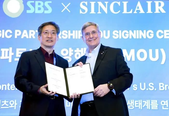 SBS President Bang Moon-shin and Sinclair CEO Del Parks signing a global content cooperation MoU at CES 2026 in Las Vegas