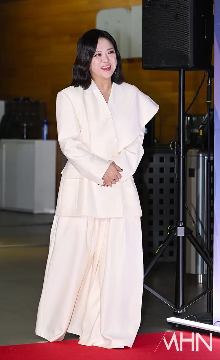 金淑与Sandara Park在《秘密保证》节目中亲昵互动的温馨画面