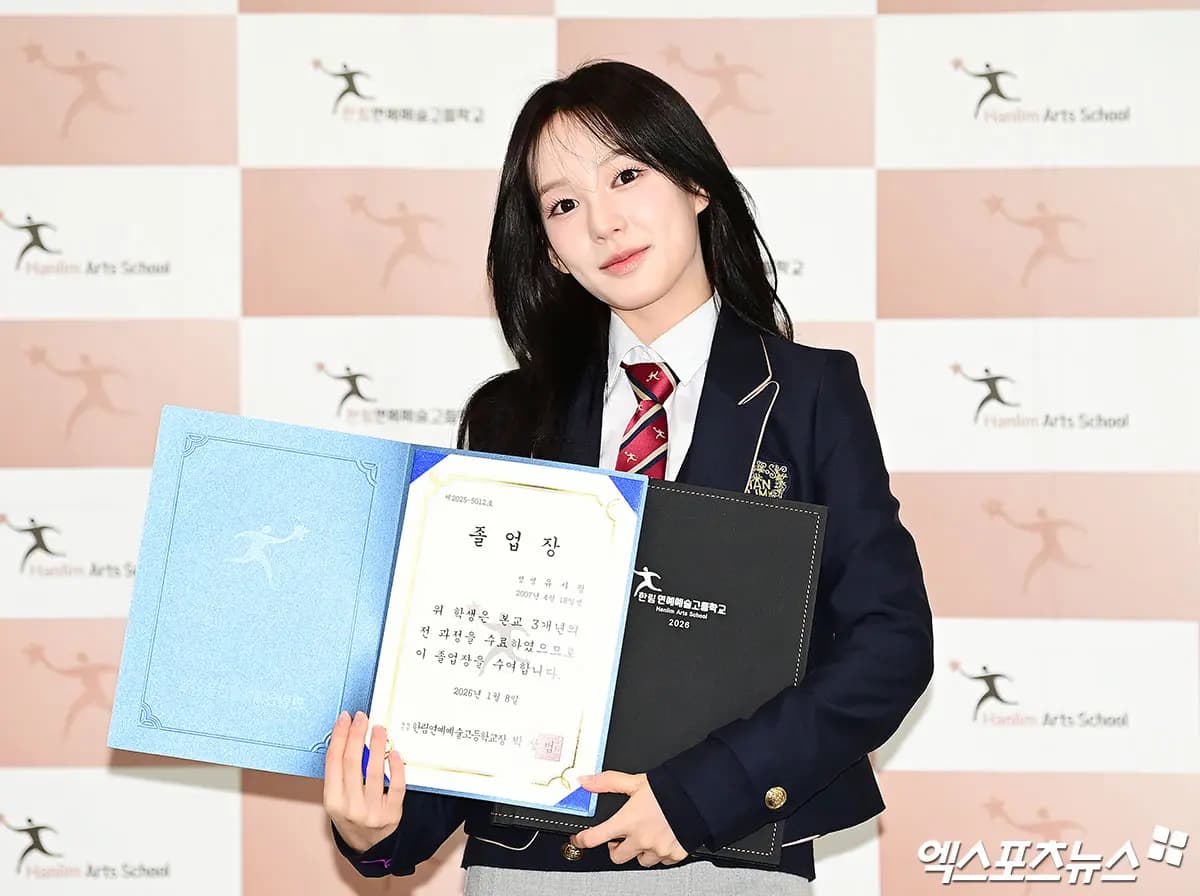 izna member Yoo Sarang celebrates graduation with peers at Hanlim Multi Art School