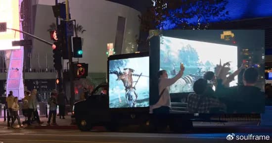 毒角SHOW为《影之刃零》应援的LED卡车在TGA会场外循环播放游戏预告