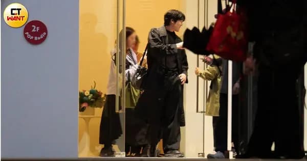 本刊直击宇宙人乐团结束电台活动的现场画面