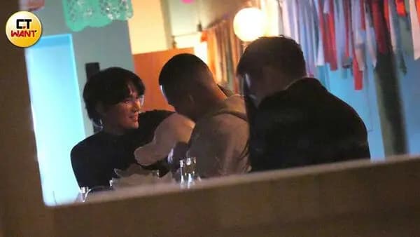 小玉的庆生聚会持续到早晨,仍精神饱满和友人聊天的画面