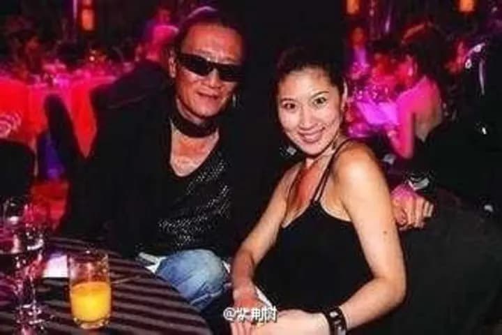 香港影星谢贤与相差49岁的前女友Coco合影,两人交往7年后分手