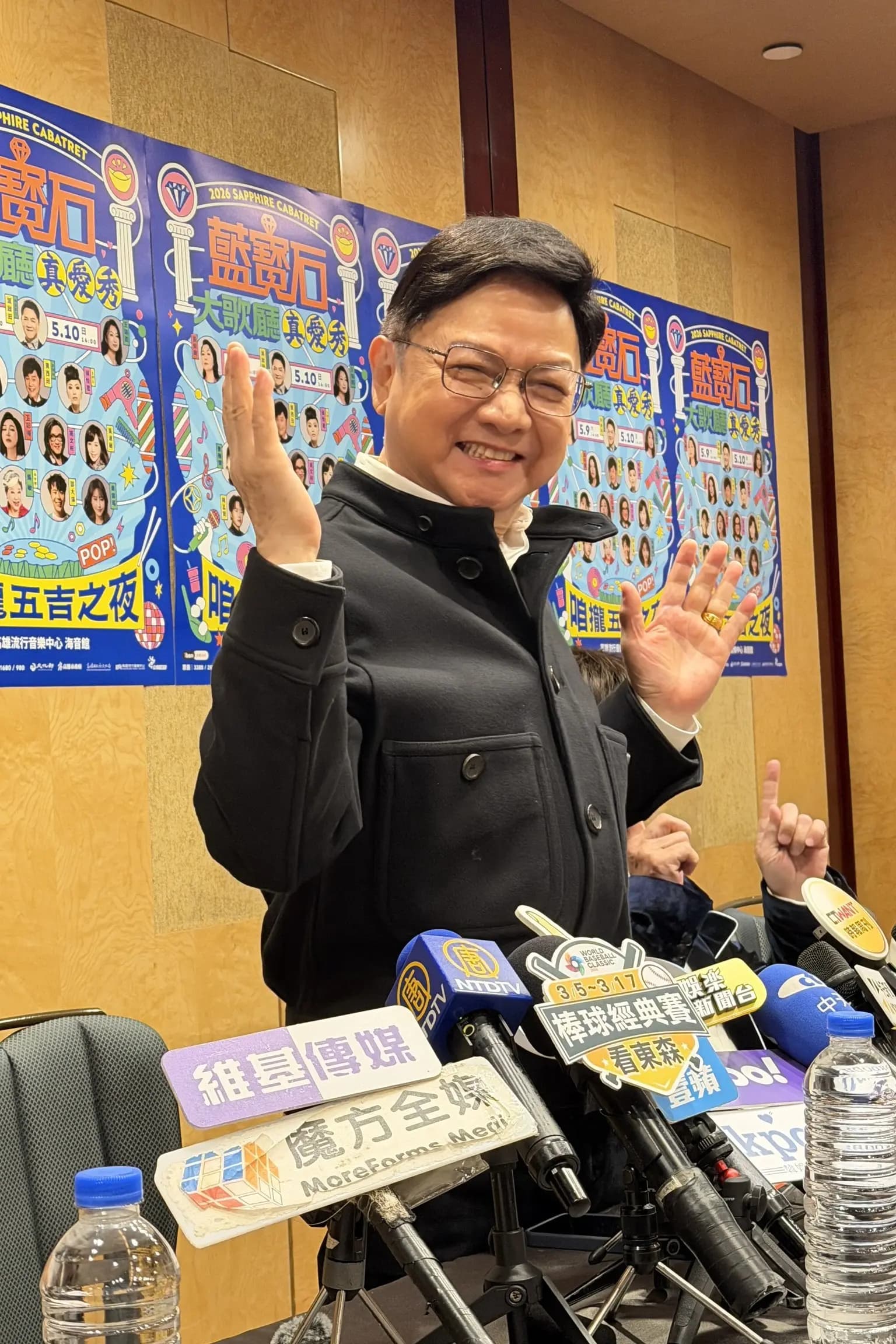 宝岛歌王叶启田戴上眼镜,展现斯文儒雅气质,记者林士杰拍摄