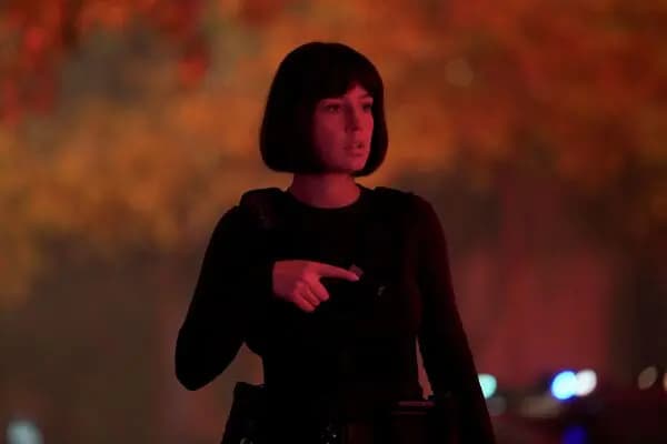 《未来弑界:巴黎沦陷》主演阿黛儿·艾萨卓普洛斯剧照,气场十足尽显菁英探员风范