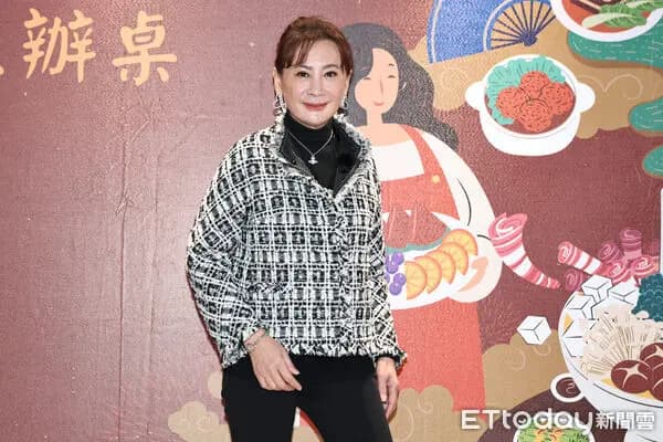 陈亚兰在《女侠俱乐部》开镜记者会现场留影