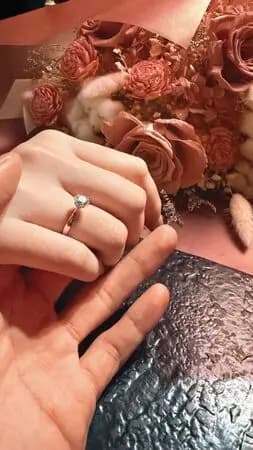 禾浩辰展示向吴品洁求婚的钻戒特写图