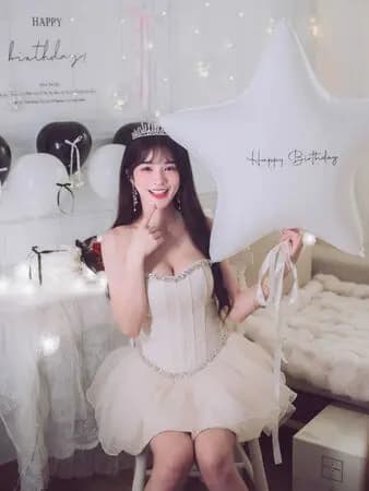 林岱縈生日会相关照片,她在生日之际许愿众人都能平安健康