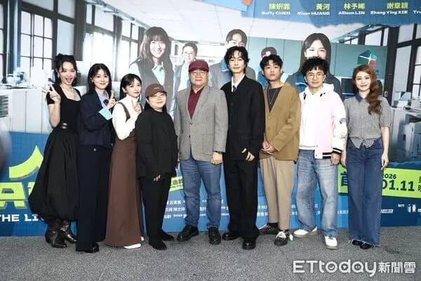 《人生只租不卖》主要演员陈姸霏、黄河、林予晞、王真琳、谢章颖出席首映会大合照