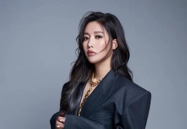 A-Lin在饭店直播唱歌时因声音太大接到柜台投诉电话