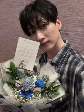 Super Junior成员银赫个人IG晒照,2025FansWorld人气韩星票选男歌手冠军