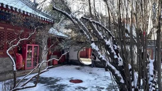 北方城市燕京冬日街头的雪景风光图