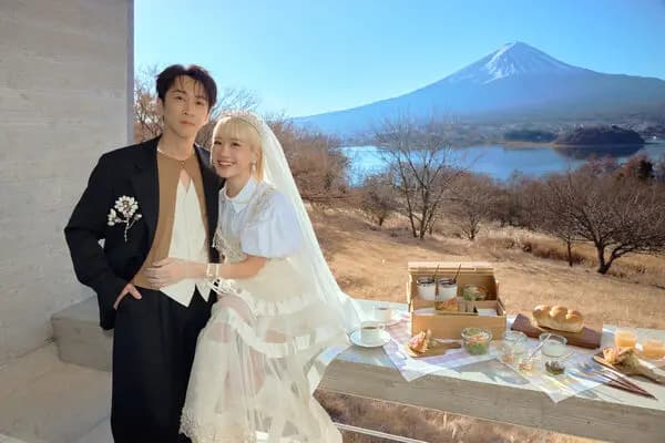 陈汉典与LULU如愿在富士山拍摄的甜蜜婚照