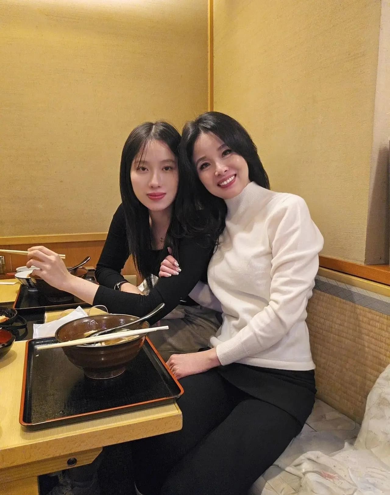 资深媒体人吕文婉与女儿亲密同框,展现深厚暖心的母女情谊