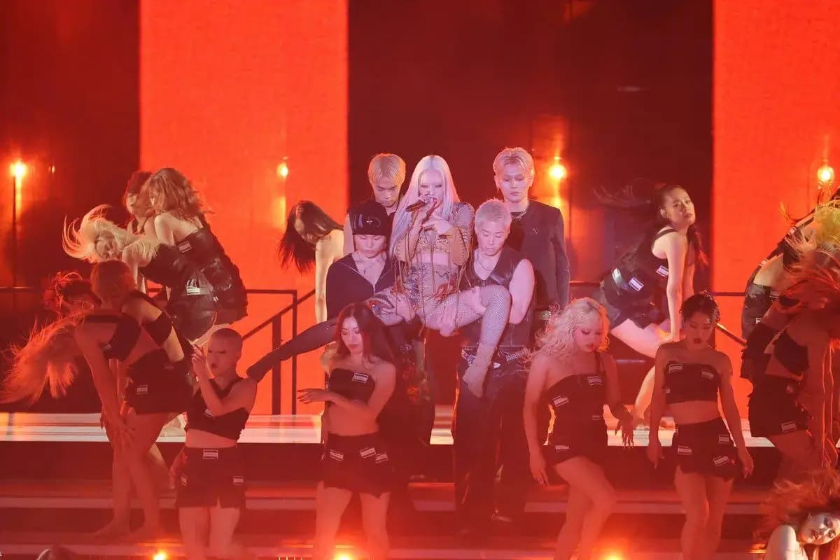 恰米娜在第76回NHK红白歌唱大赛上身着肉色紧身衣表演引发全网热议