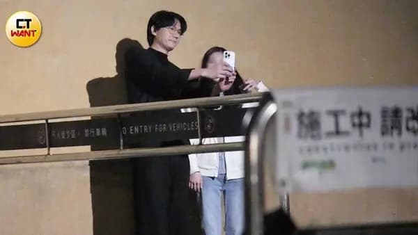 演唱会结束后,小玉与粉丝合影留念的画面