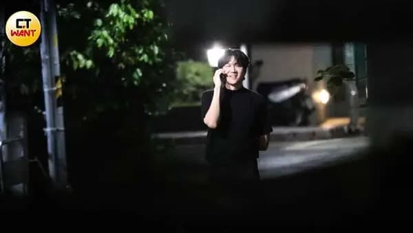 酒吧其他人离开后,小玉独自打电话,脸上春风满面的样子