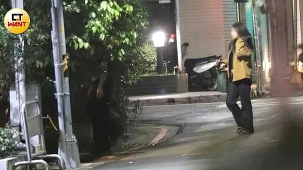 疑似小玉暧昧对象抵达后,两人一同走进酒吧的画面