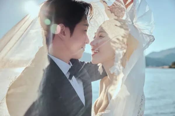 陈汉典与LULU甜蜜互动的婚纱合影