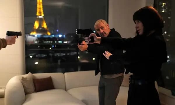 《未来弑界:巴黎沦陷》动作场景剧照,紧张刺激的追逐画面让人肾上腺素飙升