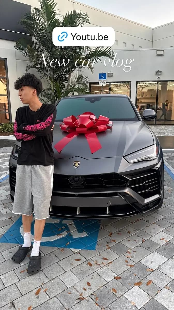 台湾最强高中生Ray购入的蓝宝坚尼Urus跑旅车,图片撷自IG账号rayasianboy_