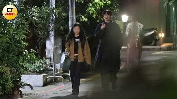 小玉与女子没有亲密互动,但氛围看起来相当融洽的画面