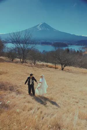 陈汉典与LULU拍摄婚照时遇上晴朗好天气的甜美画面