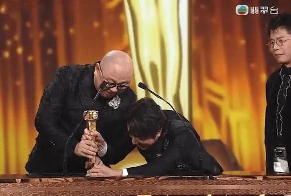 林盛斌太激动不慎将奖杯敲断成两半