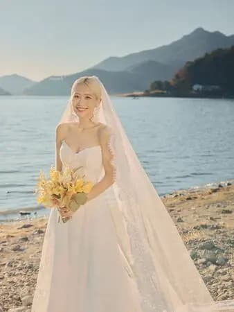 LULU身着唯美婚纱站在湖畔的婚纱照