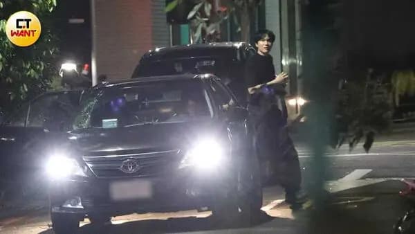 宇宙人主唱小玉独自搭乘多元计程车前往柯震东家酒吧的画面