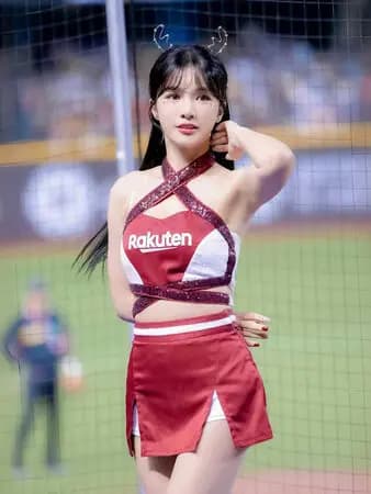 林岱縈跳舞时的现场照,她因椎间盘突出压迫神经常出现右脚抽痛